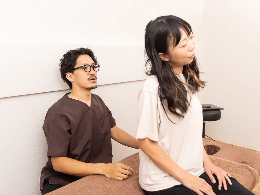 首を回す動きを確認する様子