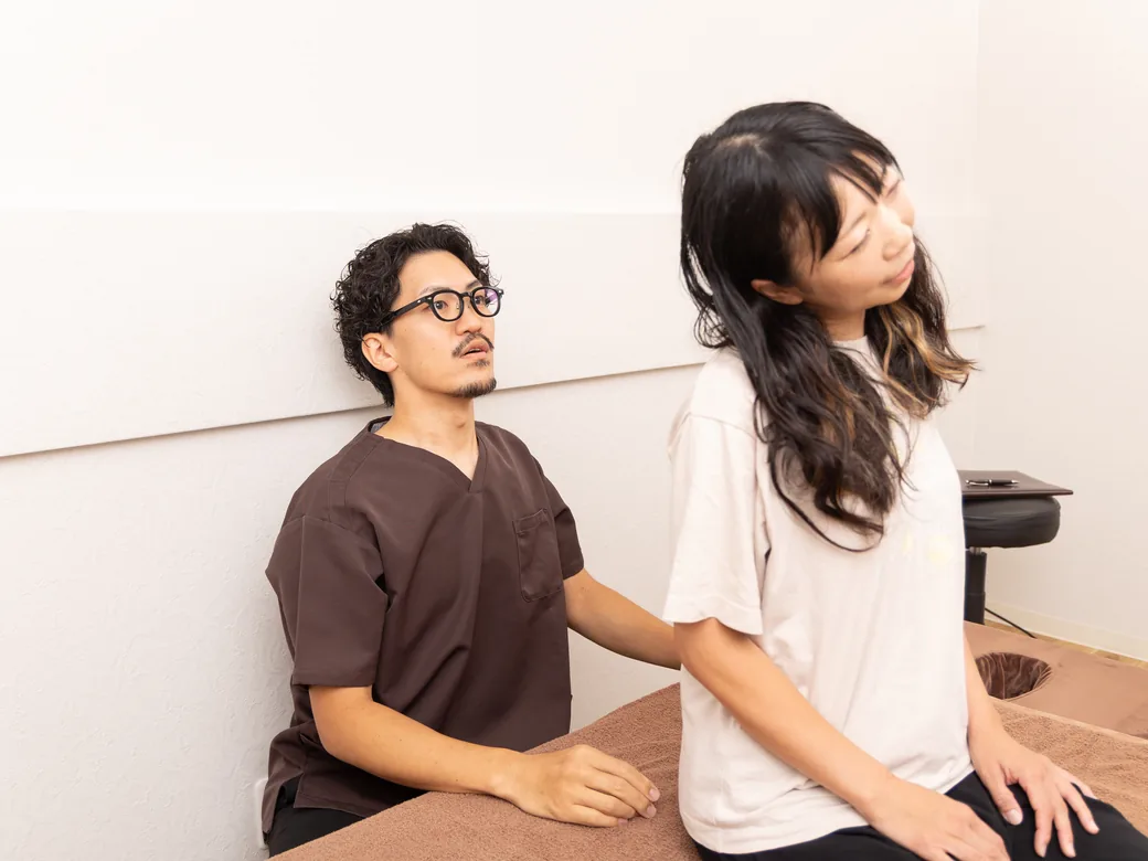 首の動きを確認する様子