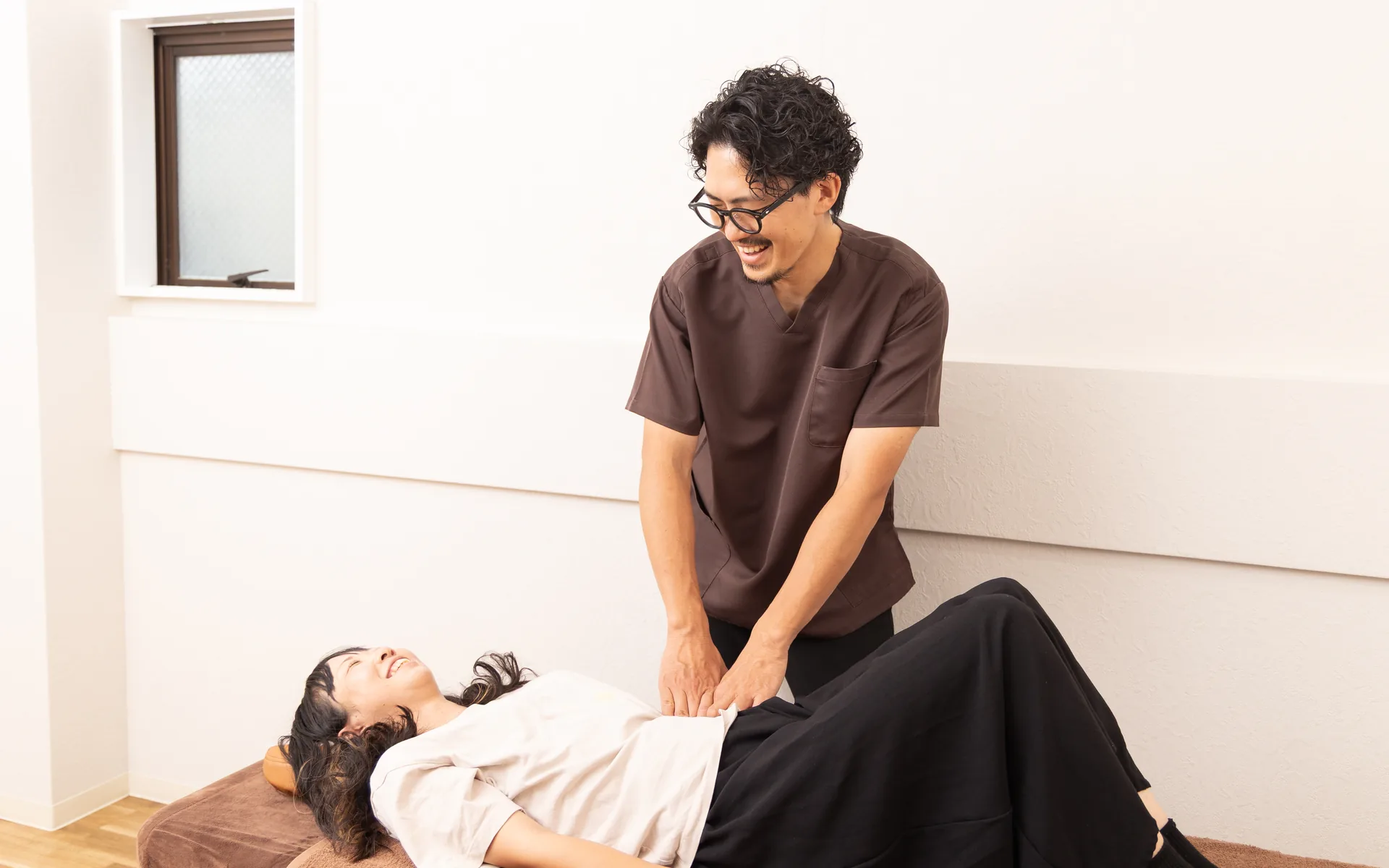 院長がお腹まわりを施術している様子