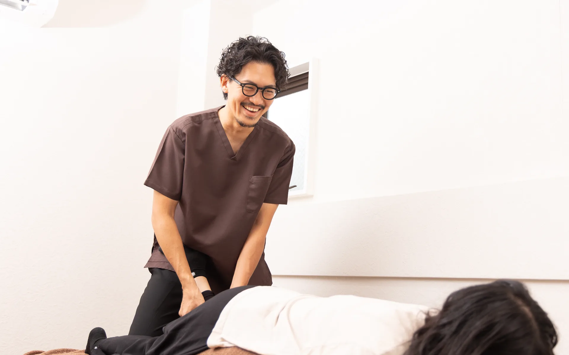 院長が腰・お尻まわりを施術している様子