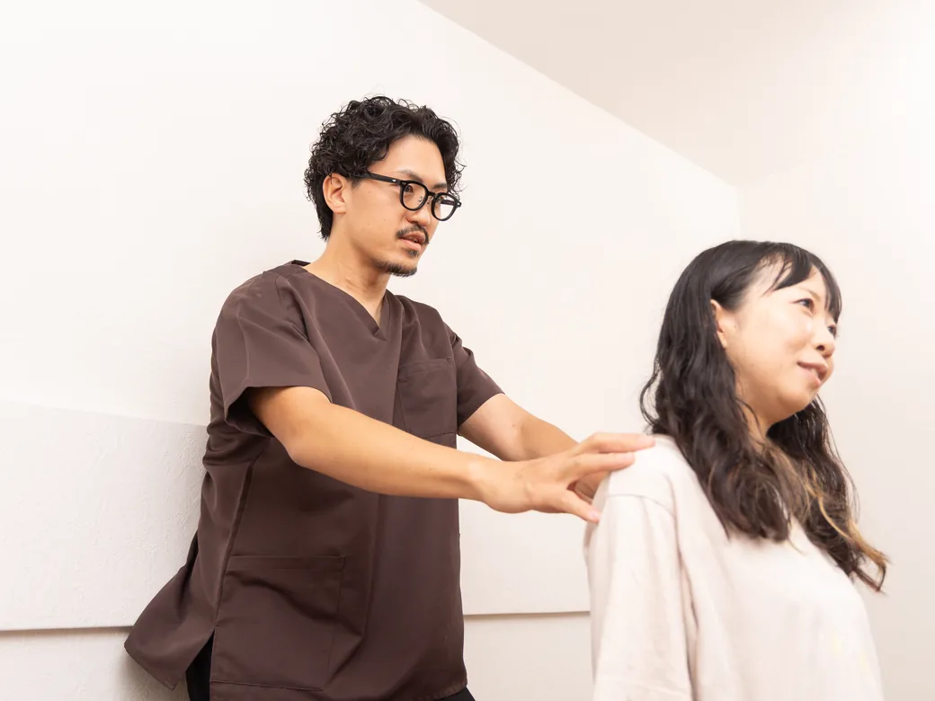 肩の動きと姿勢を確認する様子