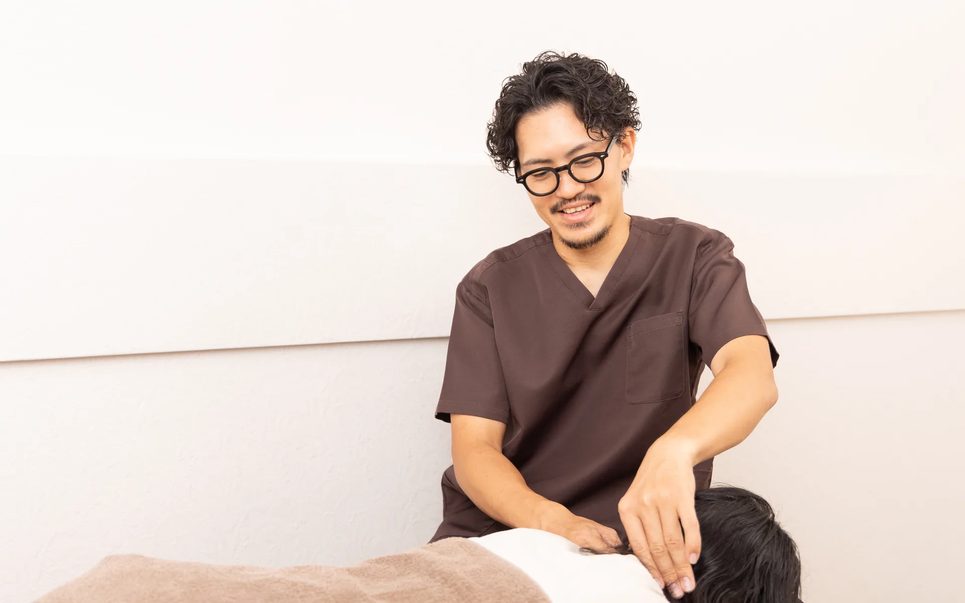 院長が首・肩を施術している様子