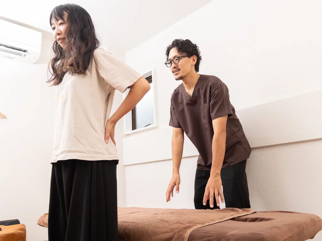 立った姿勢で腰の動きを確認する様子