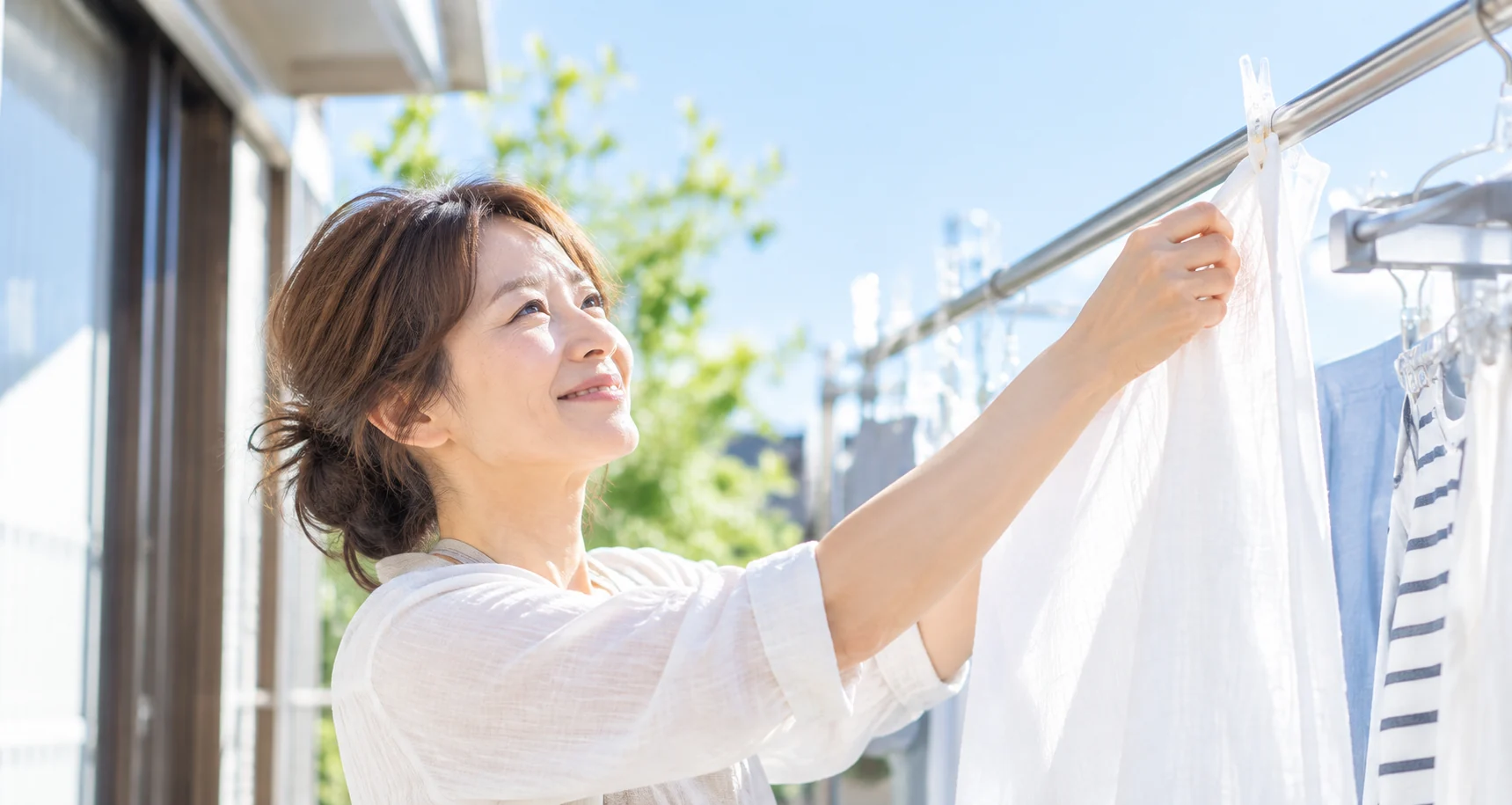 洗濯物を干す女性