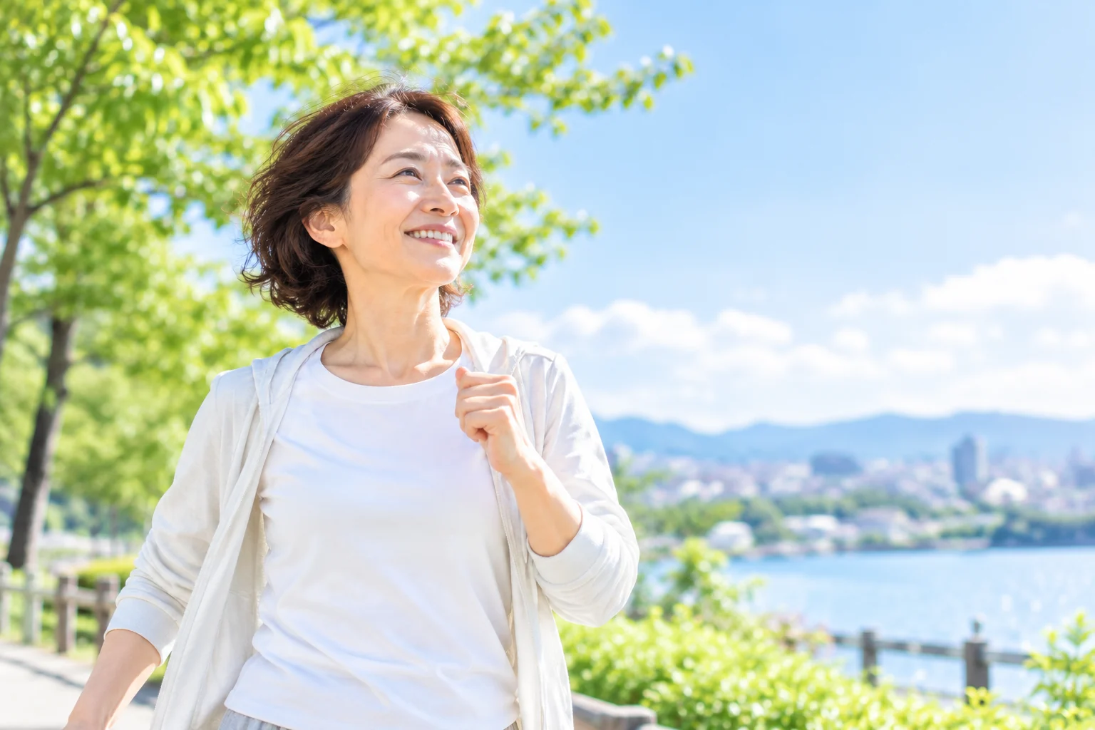 屋外を歩く女性