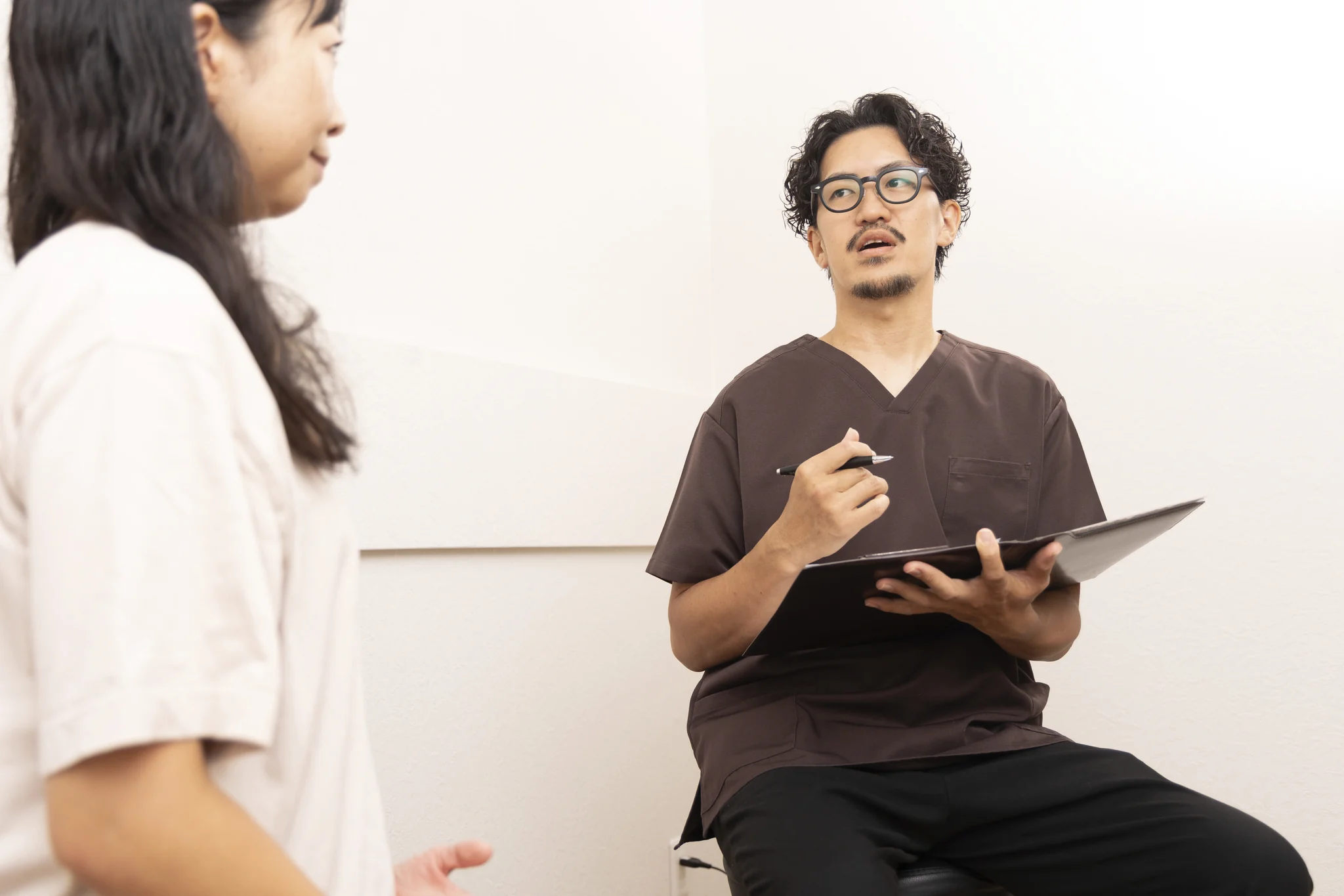 院長が患者さんの話を聞きながら状態を確認している様子