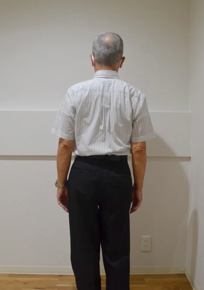 施術後の立ち姿勢(男性・後ろ姿)